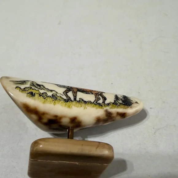 Scrimshaw wildlife engraving on a portion of a Whale’s tooth - Picture 2 of 6